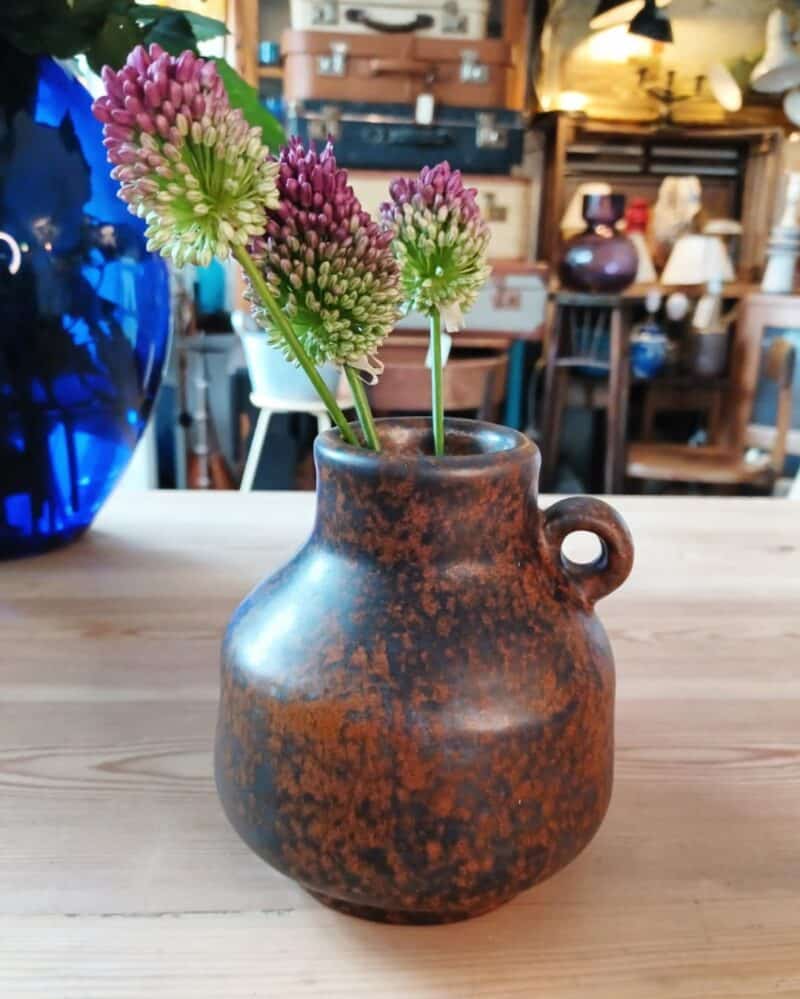 Skøn lille keramik vase med hank