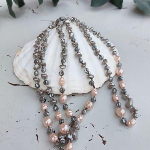 Smuk halskæde med perler i og sten i rosa og grå.