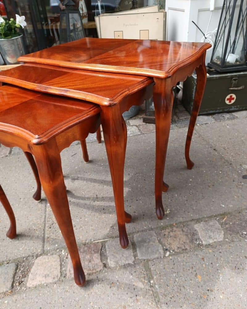 Disse 3 smukke indskudsborde er i fin vintage stand.