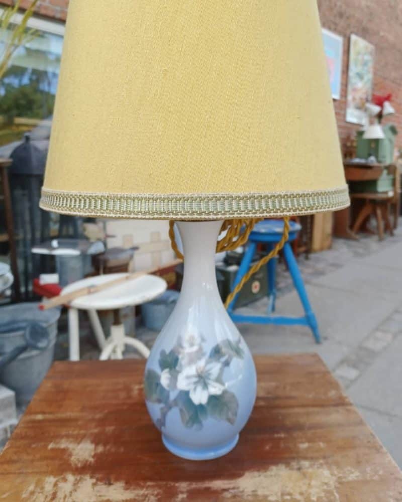 Prøv lige, at se denne skønne Royal Copenhagen lampe.