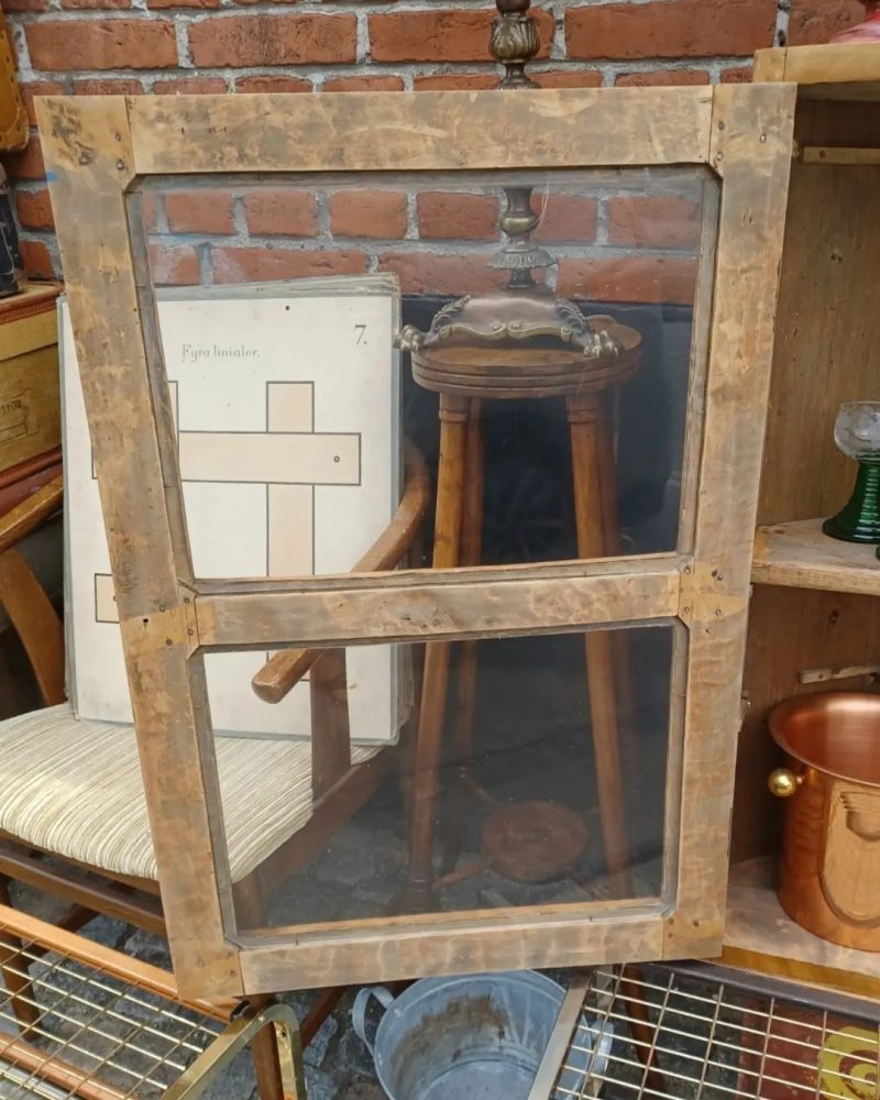 Skønt antik hænge hjørne vitrineskab med en enkelt låge med glas.