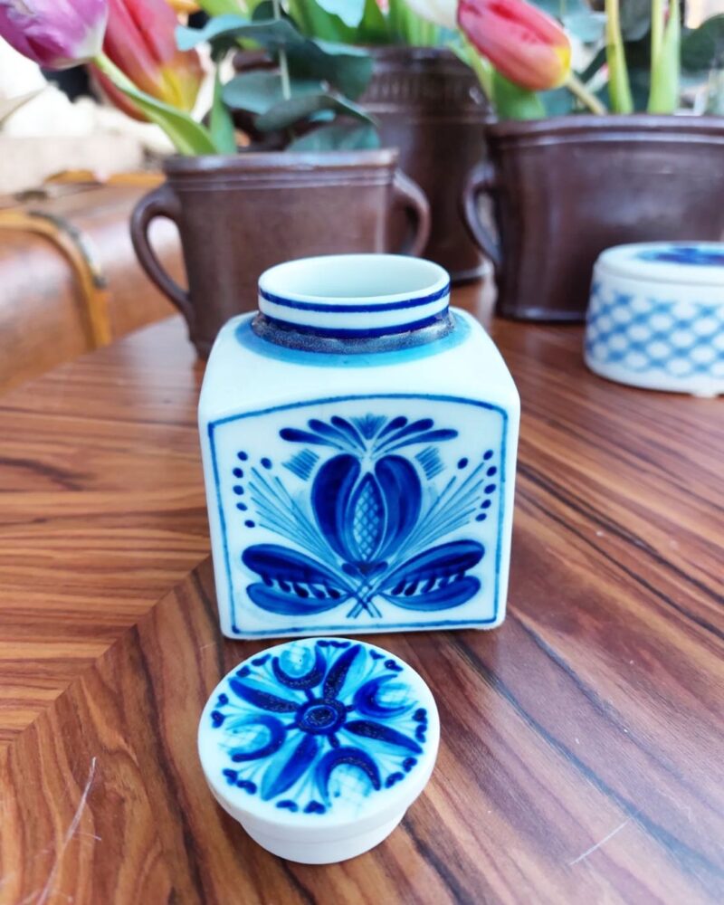 Skøn lille porcelæns dåse med låg fra finske Arabia, med smukt blåt mønstre.