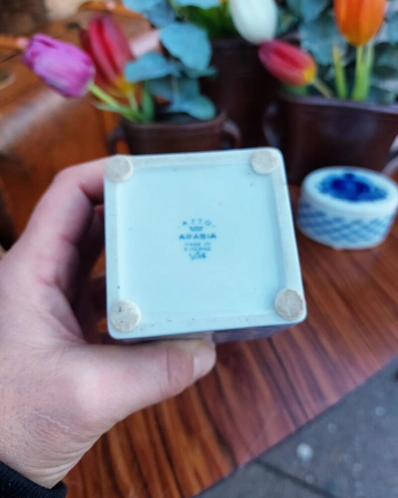 Skøn lille porcelæns dåse med låg fra finske Arabia, med smukt blåt mønstre.