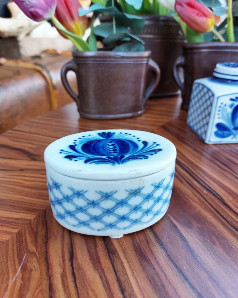 Skøn lille oval porcelæns æske med låg fra finske Arabia, med smukt blåt mønstre.
