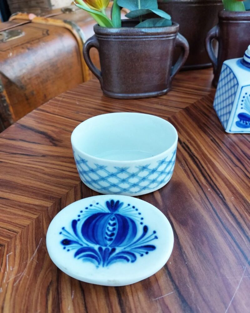Skøn lille oval porcelæns æske med låg fra finske Arabia, med smukt blåt mønstre.