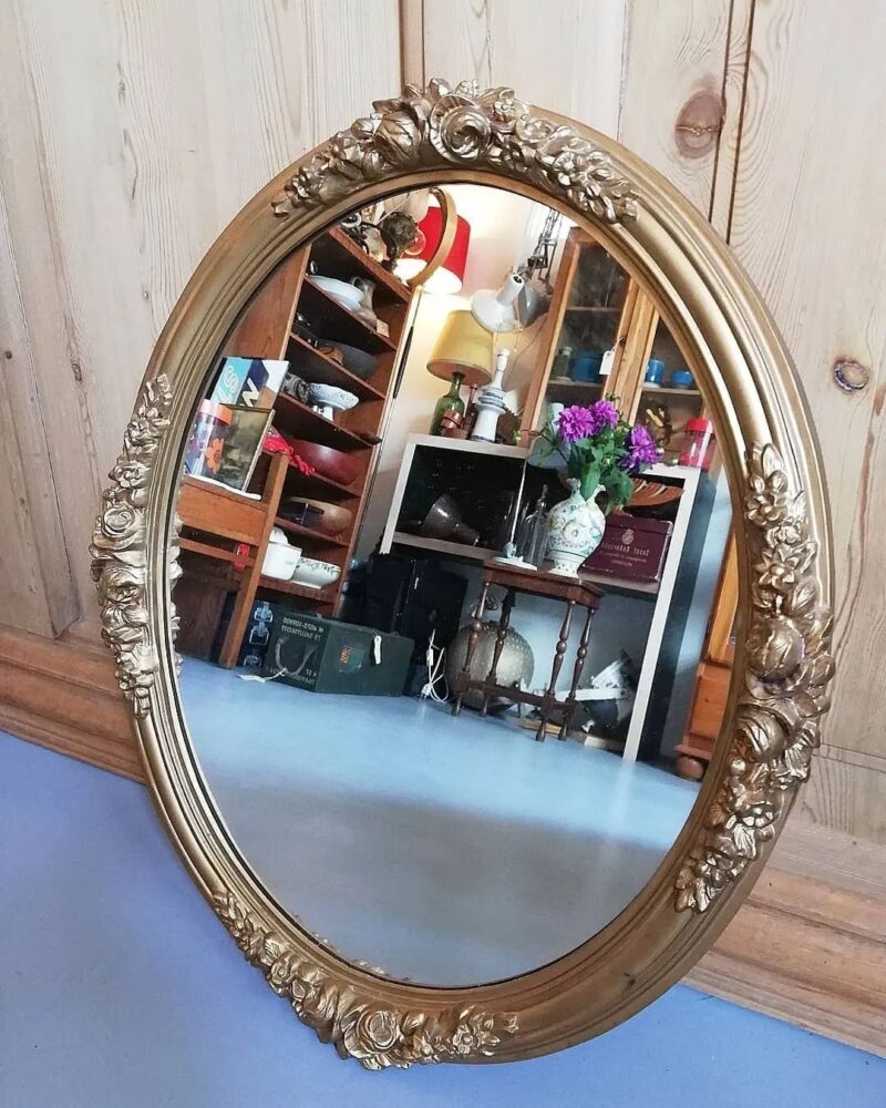 Prøv lige at se dette skønne ovale guld spejl.
