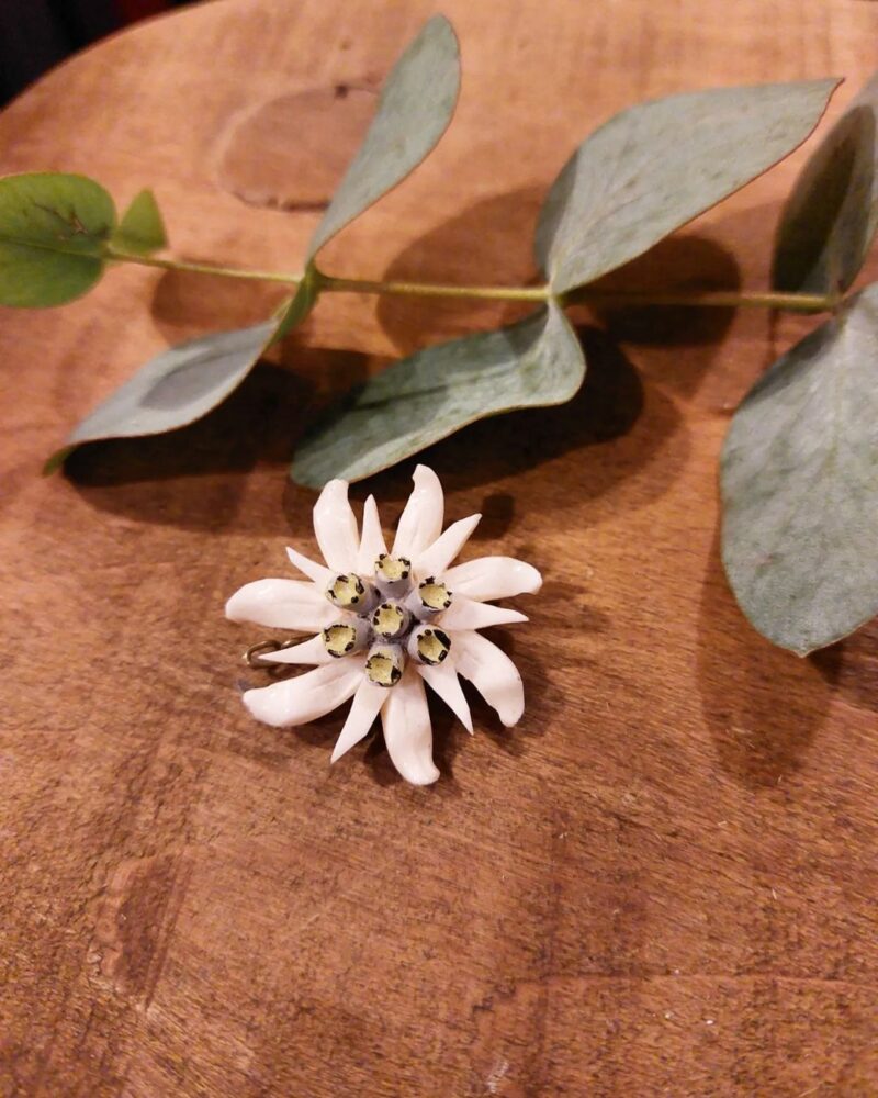 Skøn lille retro broche formet som en blomst