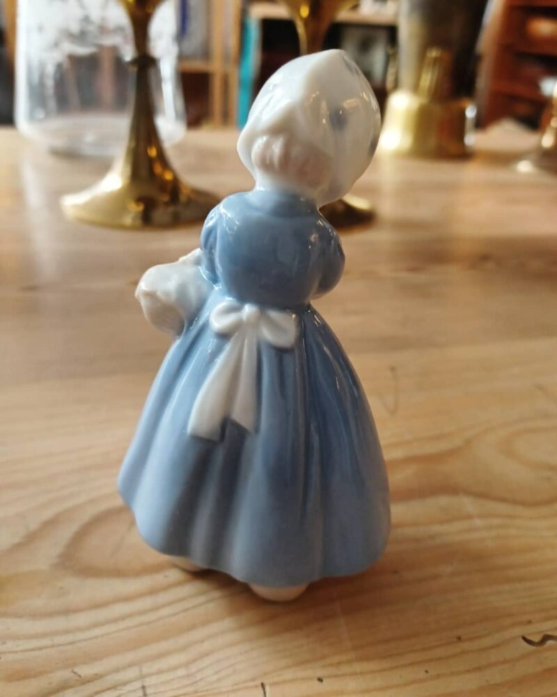 Skøn lille porcelæns figur. Denne skønne lille bondepige med kurv er utrolig fin.