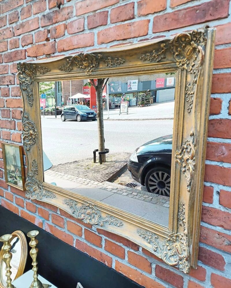 Prøv lige at dette utrolig smukke og gammelt spejl.