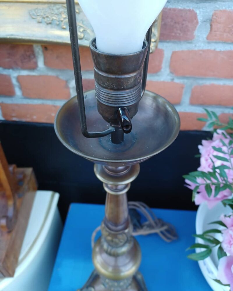 Prøv lige at se denne skønne gamle messing bordlampe.