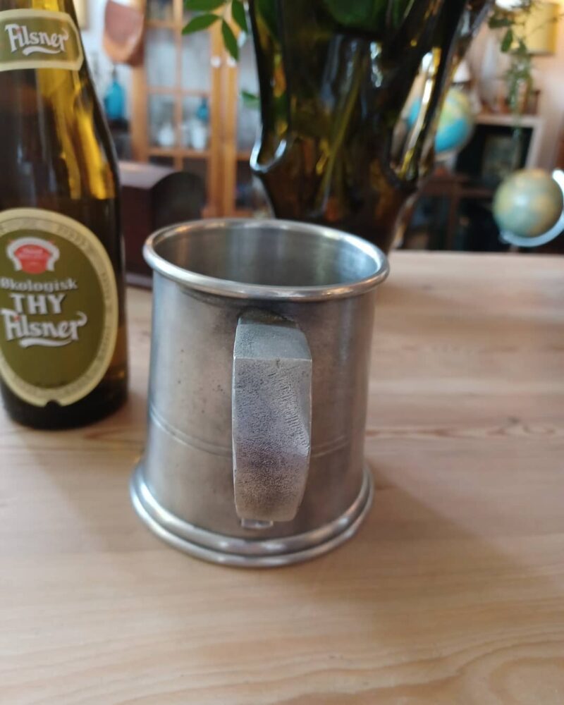 Trænger du også til en kold øl? Hvorfor så ikke drikke den af dette skønne ølkrus i tin.