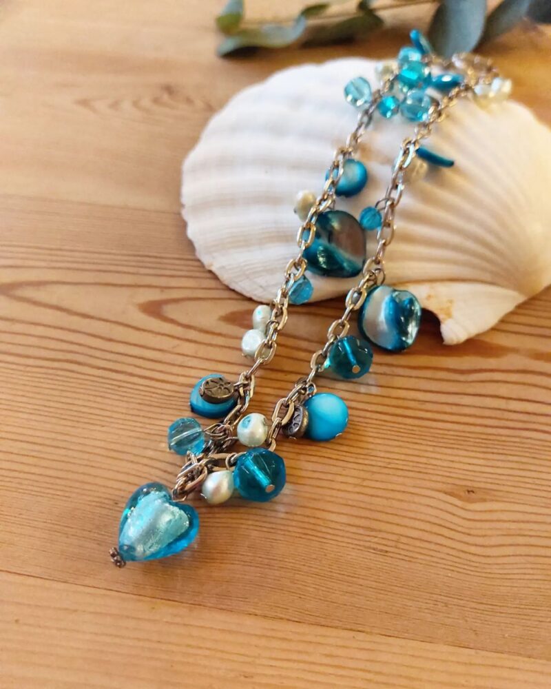 Smuk retro halskæde med blå perler/sten.