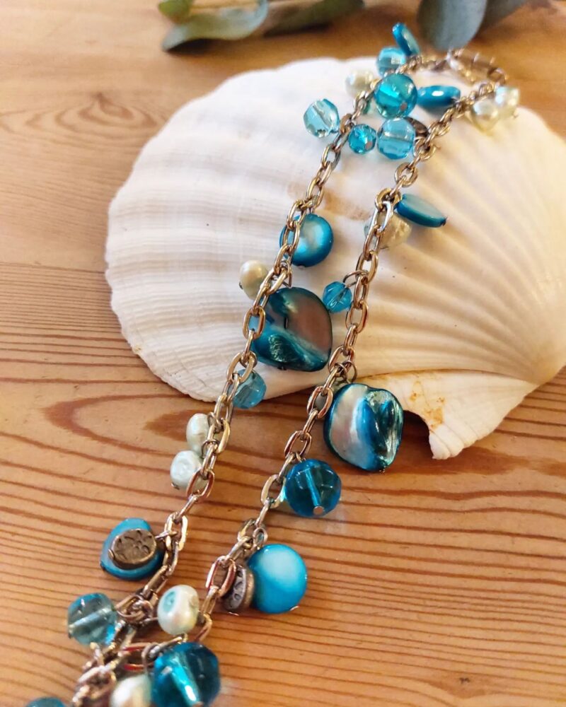 Smuk retro halskæde med blå perler/sten.