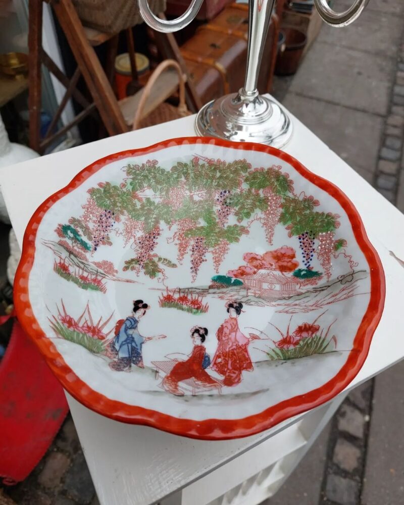 Flot vintage Kutani Japan skål med håndmalet rød dekoreret motiver.