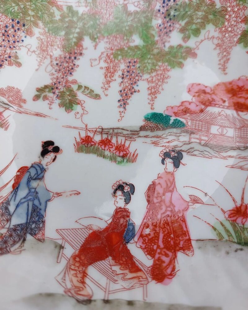 Flot vintage Kutani Japan skål med håndmalet rød dekoreret motiver.