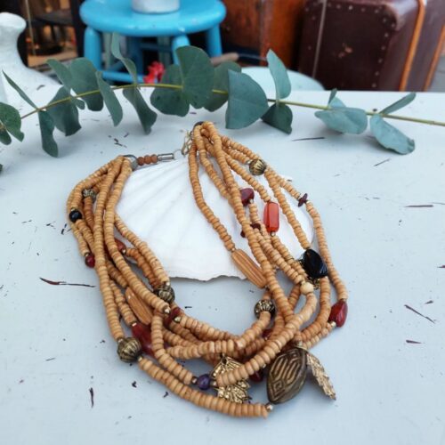 Smuk retro halskæde i træ perler med messing blade og sten.