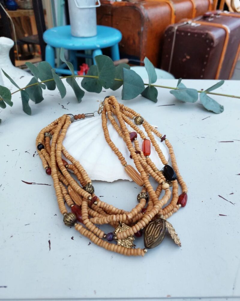 Smuk retro halskæde i træ perler med messing blade og sten.