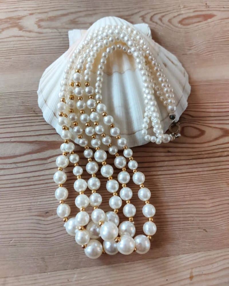Smuk halskæde med perler og "guld" perler