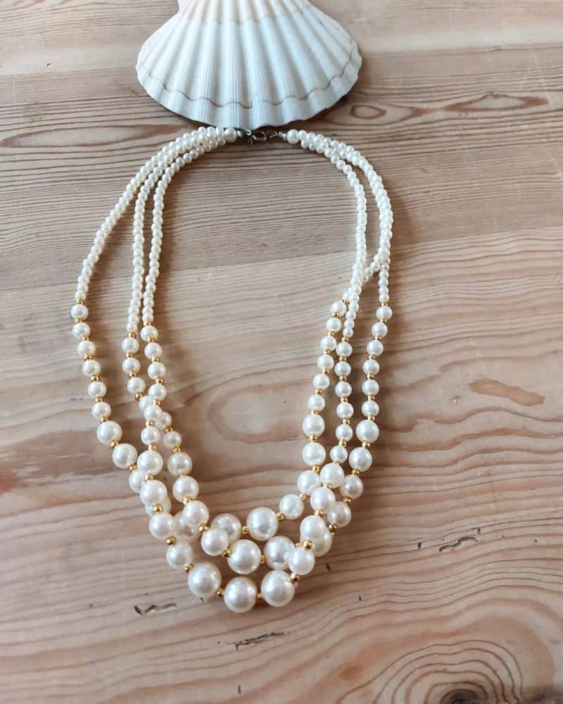 Smuk halskæde med perler og "guld" perler