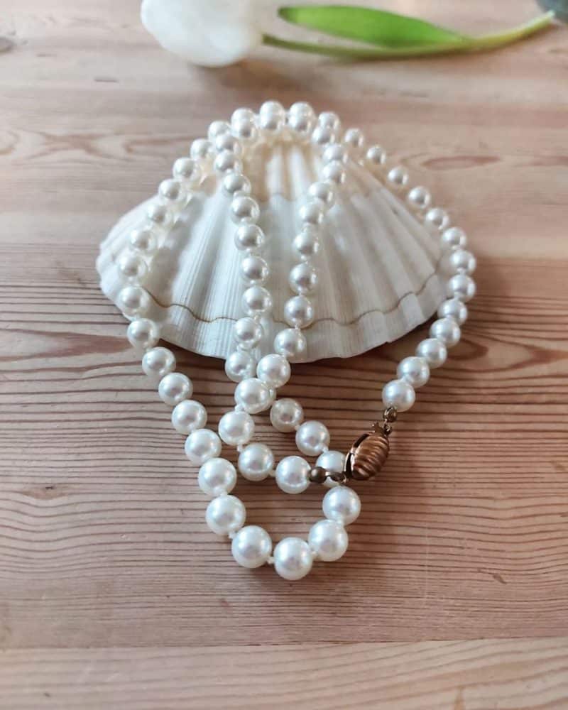 Smuk halskæde med perler med skøn gammel lås.