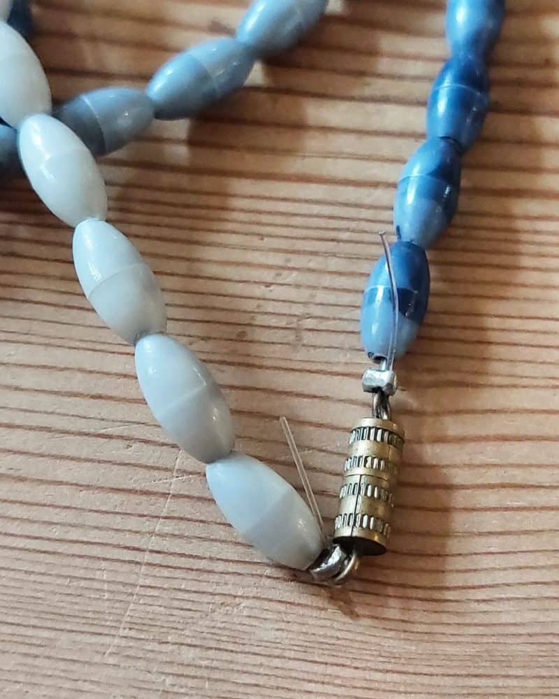 Smuk halskæde med perler i forskellige blå nuancer og skøn gammel lås.