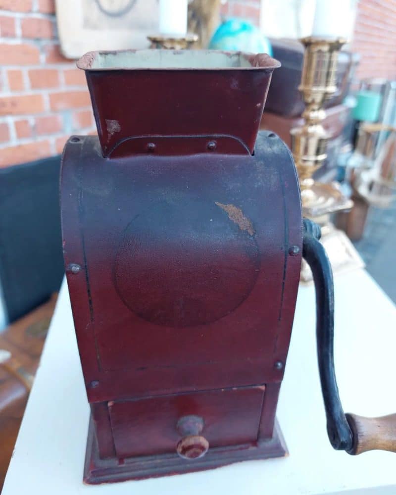 Skøn gammel kaffekværn i rødt patineret metal med træ håndtag og skuffe.