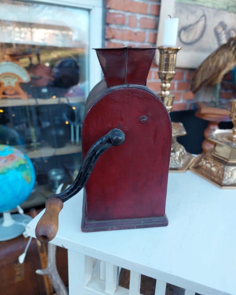 Skøn gammel kaffekværn i rødt patineret metal med træ håndtag og skuffe.