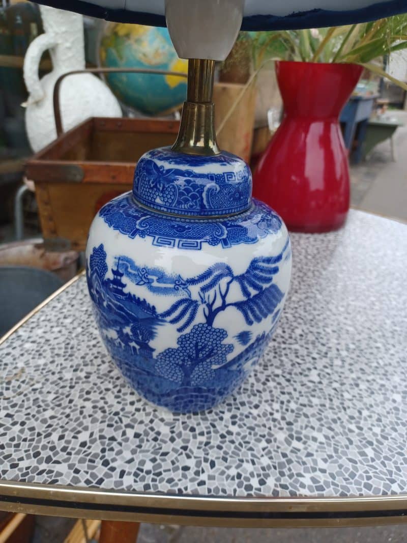 Fantastisk lille kinesiske inspireret lampe i blå porcelæn.