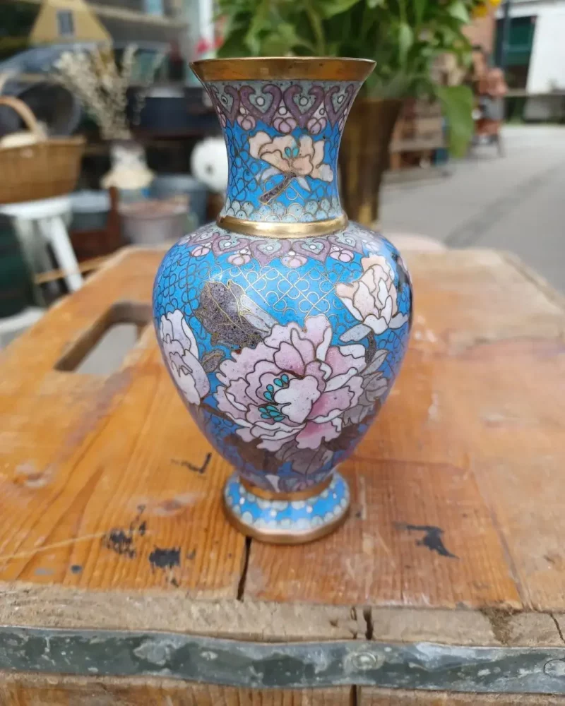 Flot kinesisk cloisonne vase med motiv af blomster, og flyvende sommerfugle på blå baggrund med talrige forgyldninger