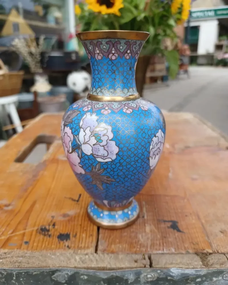 Flot kinesisk cloisonne vase med motiv af blomster, og flyvende sommerfugle på blå baggrund med talrige forgyldninger