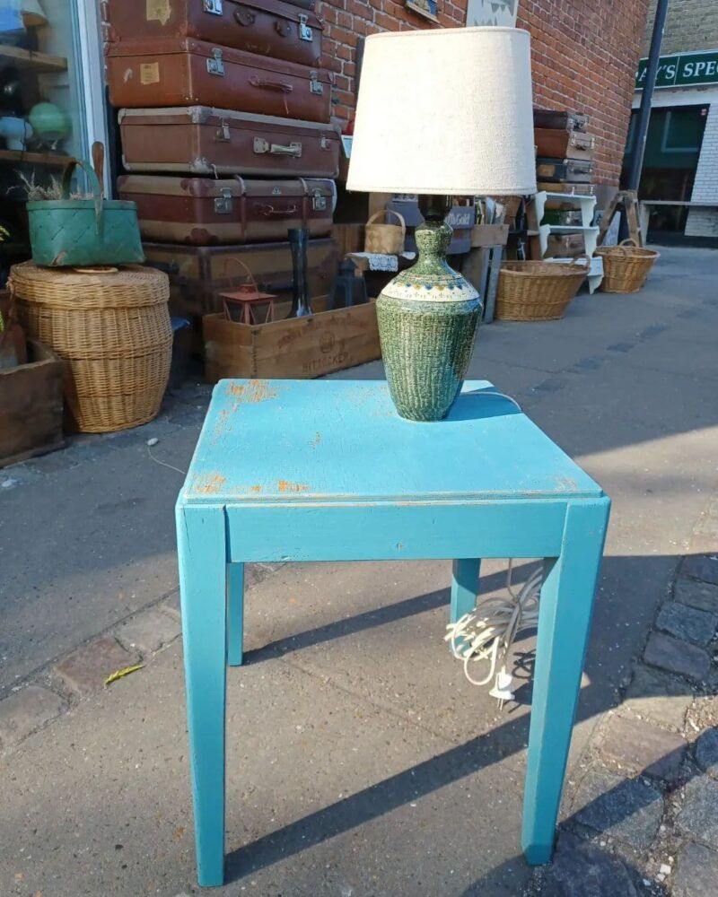 Super fint lampebord i skøn blå farve.