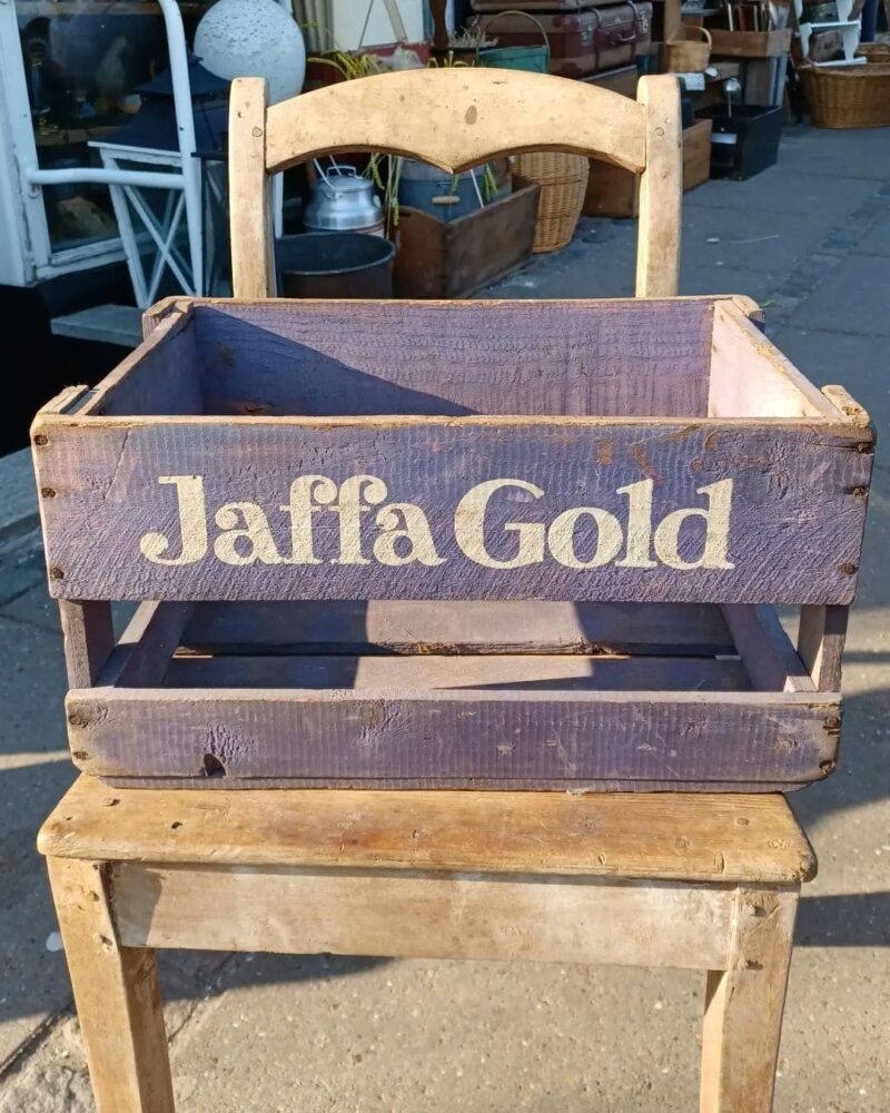 Skøn ældre "Jaffa Gold" trækasse i lilla.