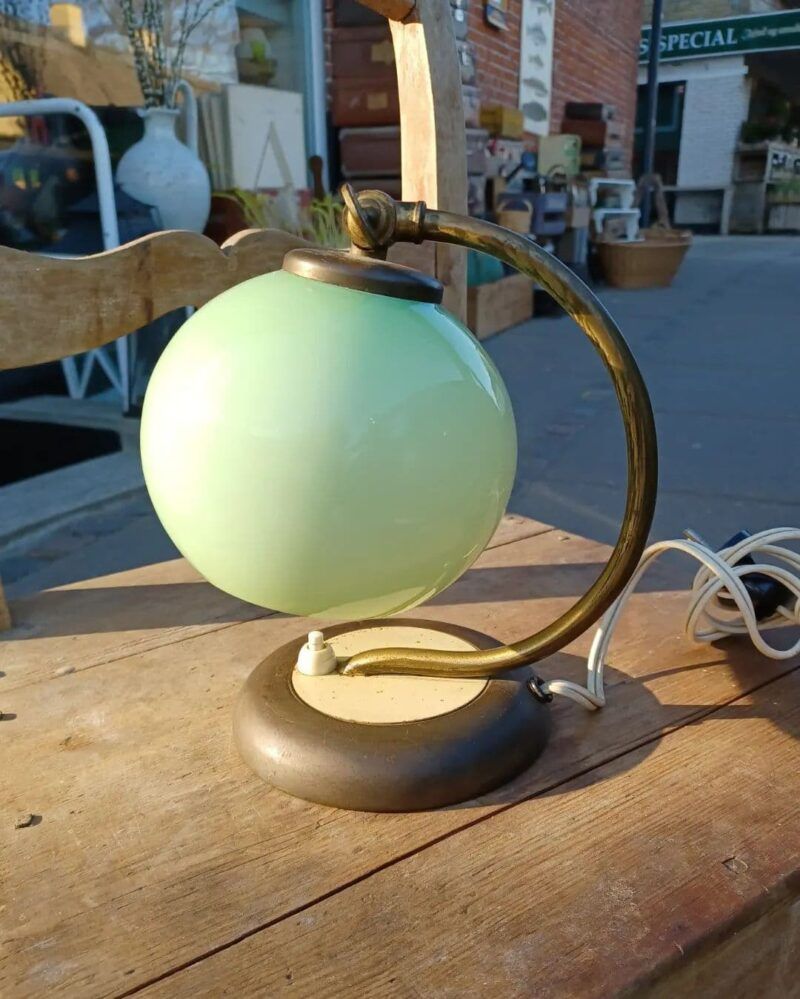 Fantastisk lille vintage væglampe i messing med grøn glas skærm.
