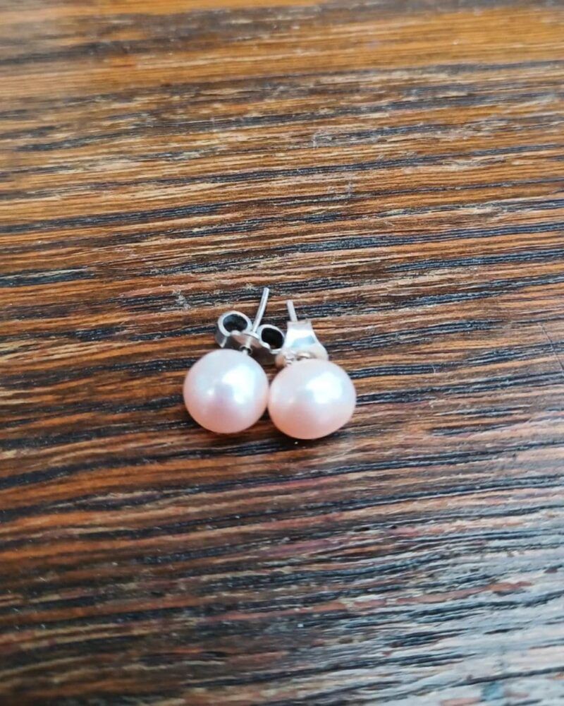 Fine små og simple ørestikker med perler i sart dusty rosa.