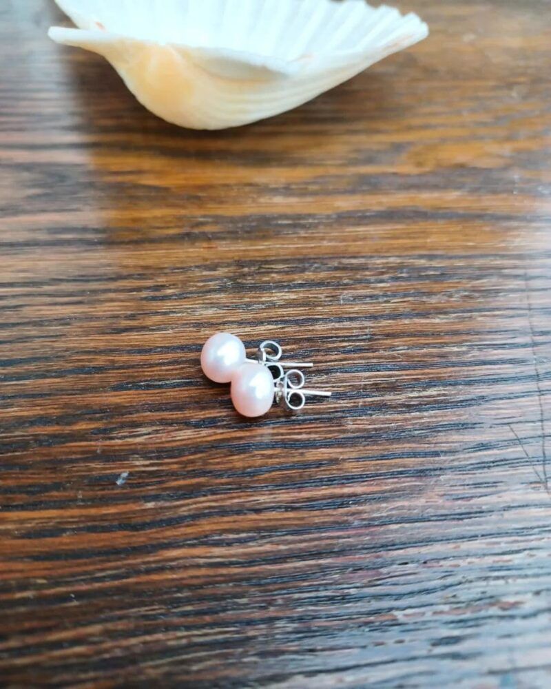 Fine små og simple ørestikker med perler i sart dusty rosa.