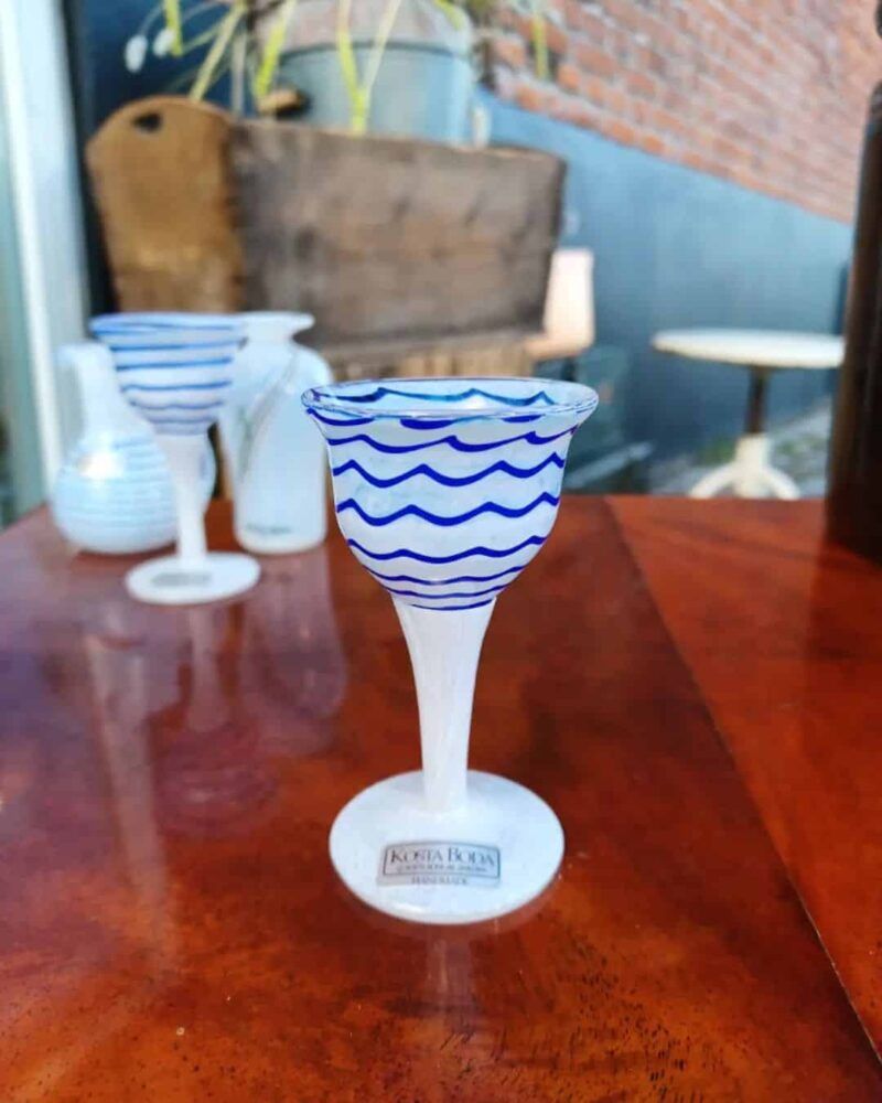 Fantastisk Kosta Boda miniature glas i hvid og blåt glas