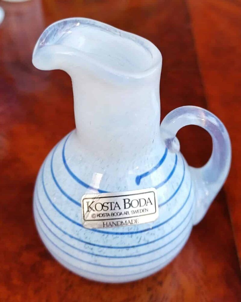 Fantastisk Kosta Boda miniature kande i hvid og blåt glas