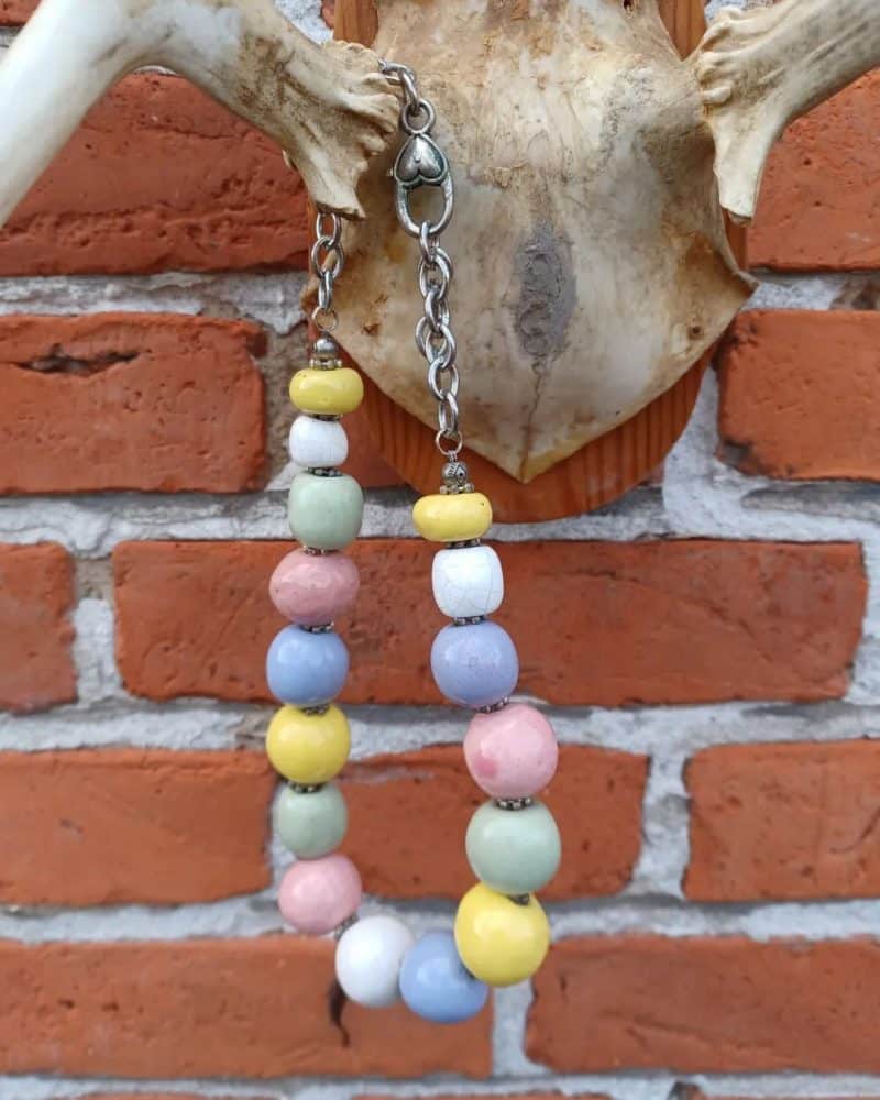 Smuk retro bijouteri halskæde med pastelfarvede perler.