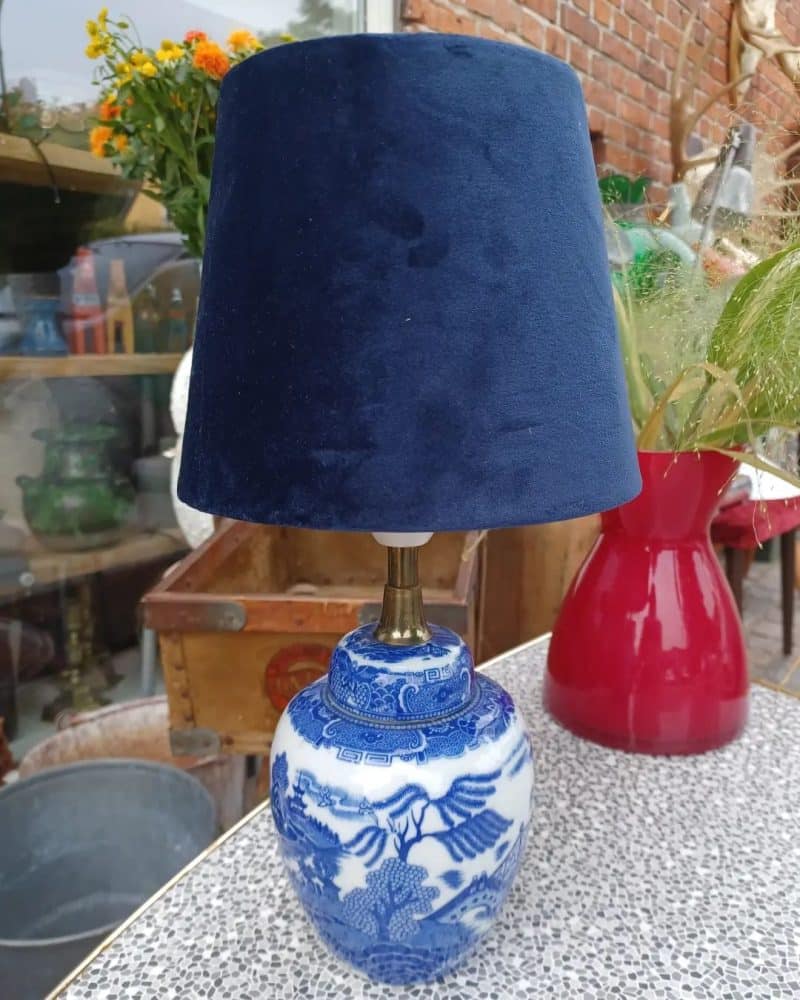 Fantastisk lille kinesiske inspireret lampe i blå porcelæn.