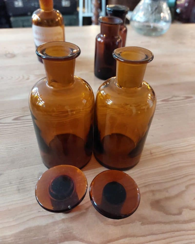 Super fede gamle apotekerflaske i brunt glas.