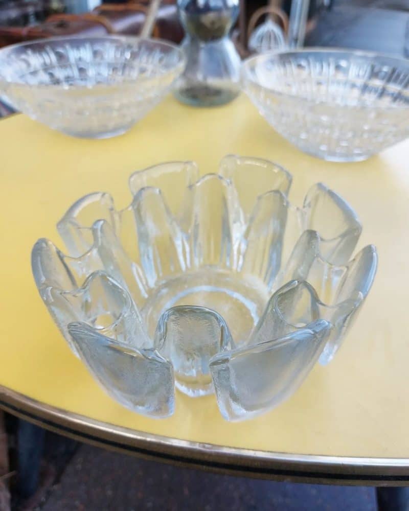 Smuk skandinavisk designet Humppila tekstureret glasskål lavet i Finland i midten af 1900-tallet. 
