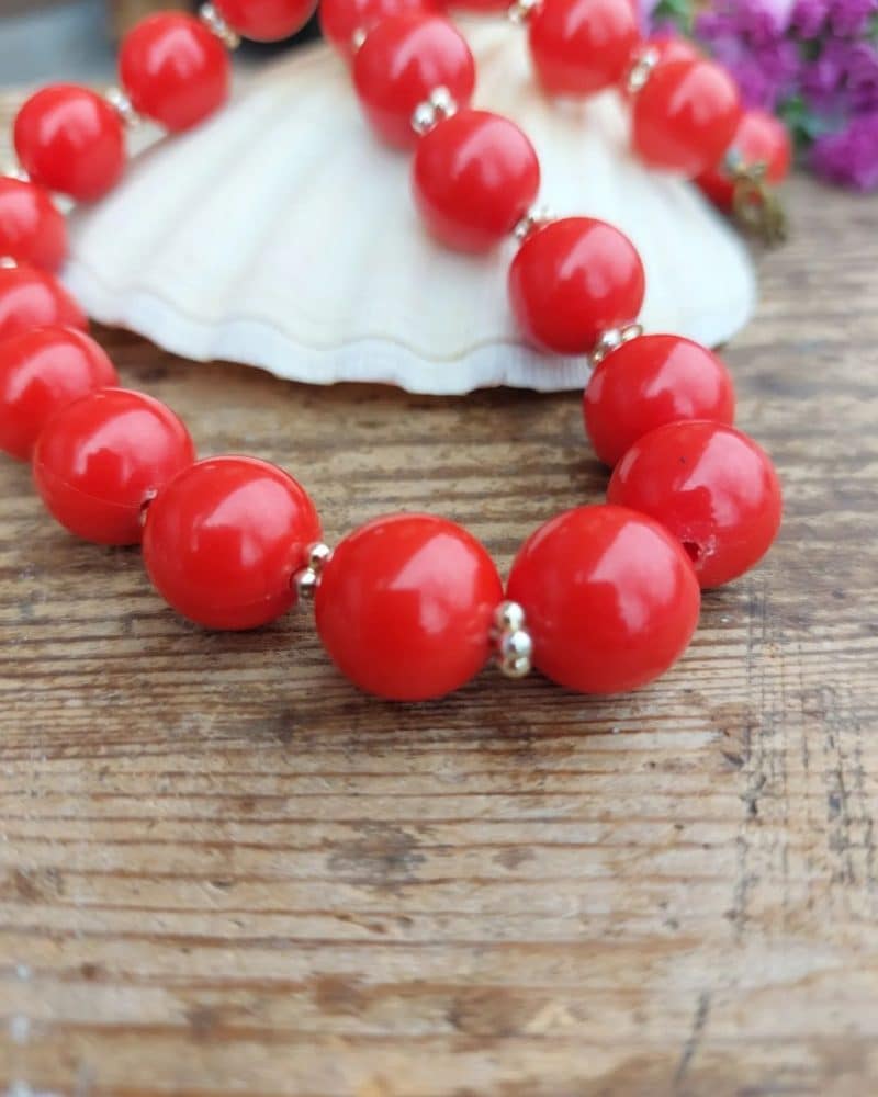 Smuk retro bijouteri halskæde med røde perler.