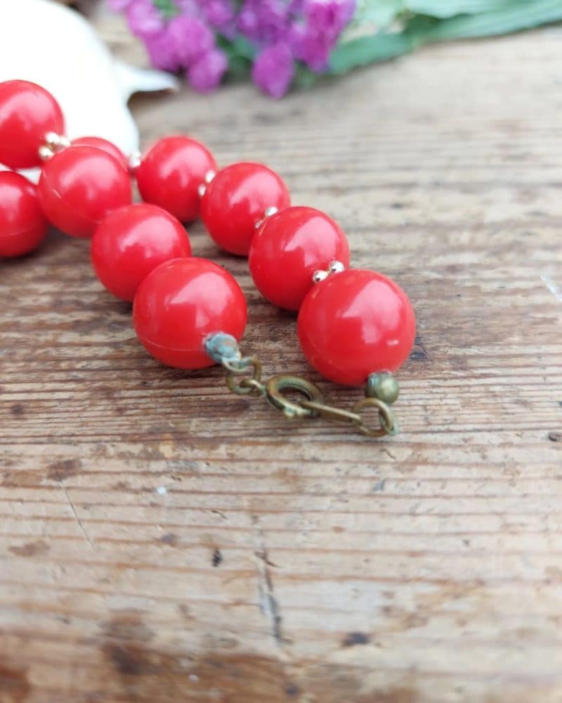 Smuk retro bijouteri halskæde med røde perler.