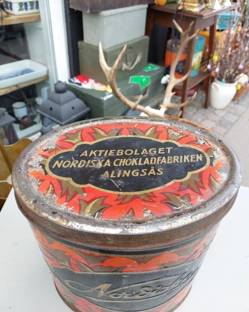 Fantastisk flot og gammel chokolade dåse fra Aktiebolageret Nordiska chokoladefabriken. 