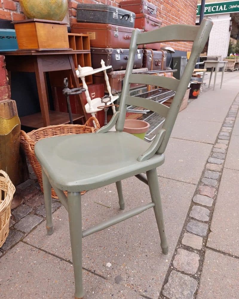 Super lækker gammel svensk køkkenstol, med lækker gammel grøn farve.