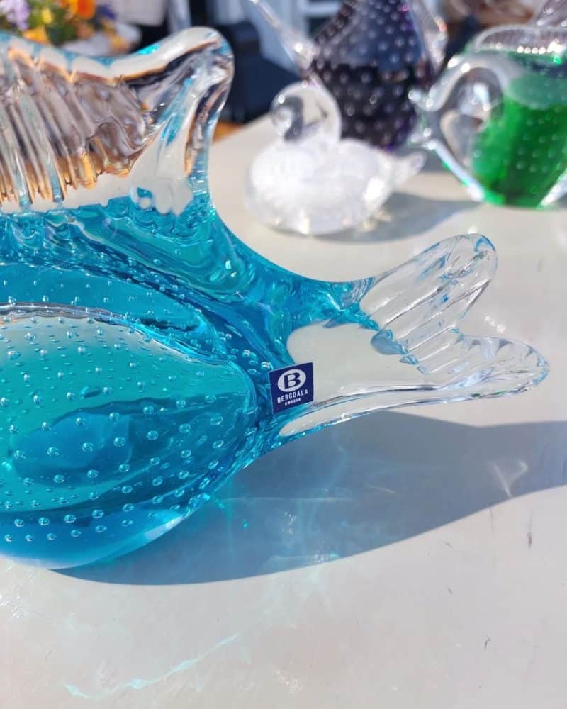 Smuk blå glas fisk fra Bergdala med det skønneste farvespil.