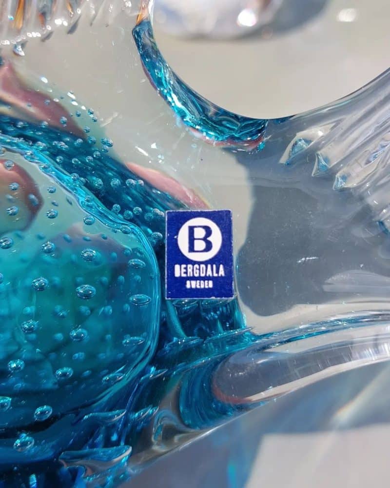 Smuk blå glas fisk fra Bergdala med det skønneste farvespil.