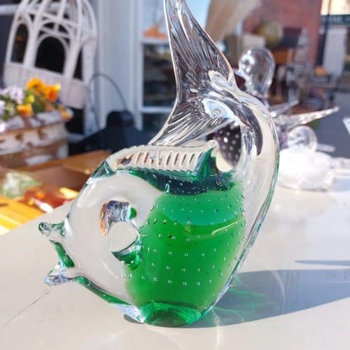 Smuk grøn glasfigur formet som en fisk fra muligvis fra Bergdala med det skønneste farvespil.