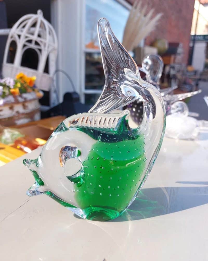 Smuk grøn glasfigur formet som en fisk fra muligvis fra Bergdala med det skønneste farvespil.
