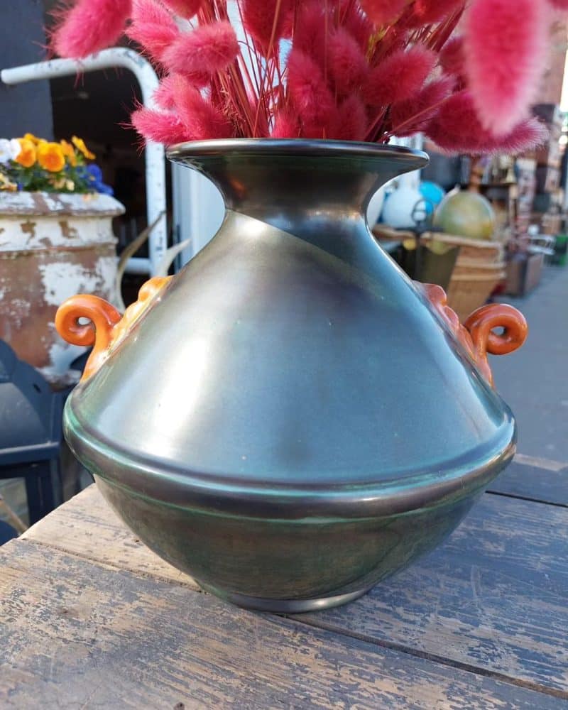 Fantastisk vase i mørkgrøn og orange keramik fra Upsala Ekeby.